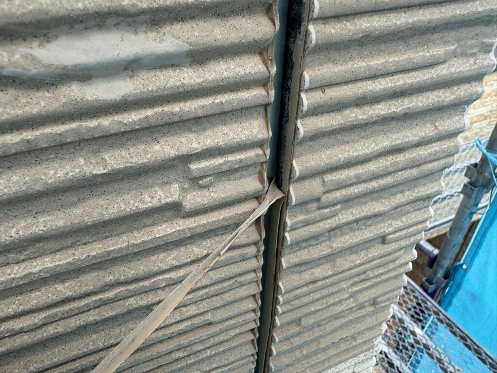 既存のコーキング撤去<br />
（薄皮と言われる、細かいところまでしっかりと撤去しました。これを取らないとコーキングの密着性が悪くなってしまいます。）